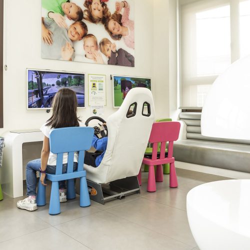 Clínica-Dental-Romeo-Sal-de-Espera-Infantil-Silla-Azul-silla-Rosa